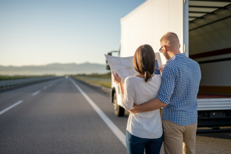 homme-femme-camion-demenagement-autoroute