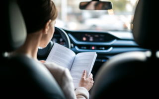 personne-voiture-bouton-demarrage-manuel