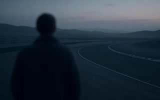 silhouette-personne-crepuscule-piste-vide