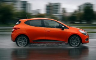 renault-clio-route-mouilee-eclaboussures