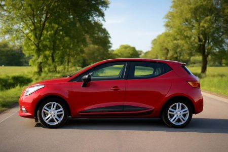 renault-clio-rouge-route-campagne