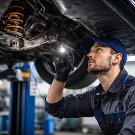 mecanicien-atelier-voiture-surelevee-amortisseurs
