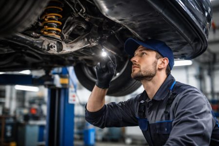 mecanicien-atelier-voiture-surelevee-amortisseurs